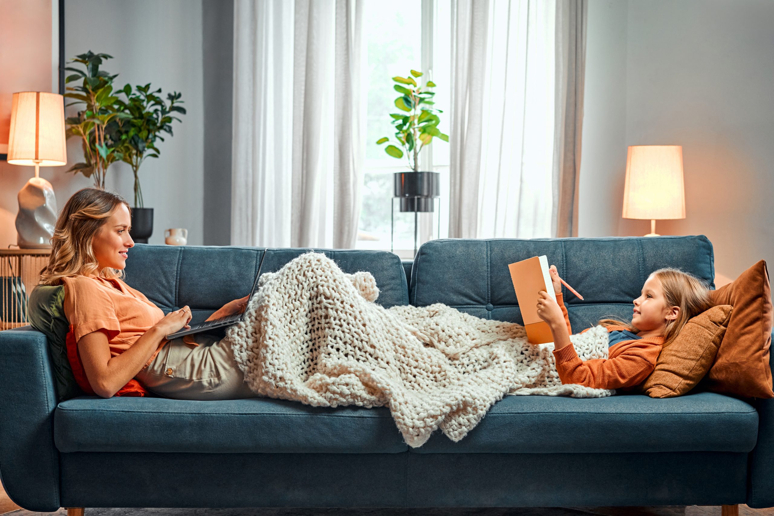 How to Get a Cozy Feel for Your Home During Winter Using Blankets as Decorative Pieces